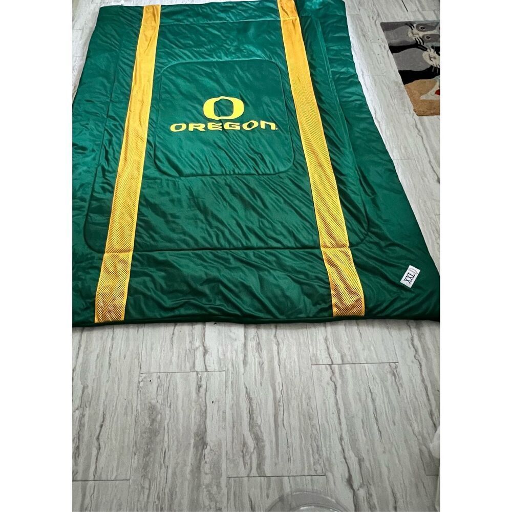 Oregon Ducks college comforter 66x86 Queen bed